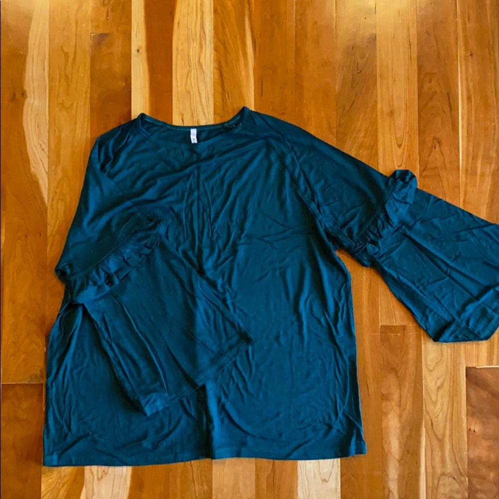 Acting Pro bell sleeve hunter green top.
